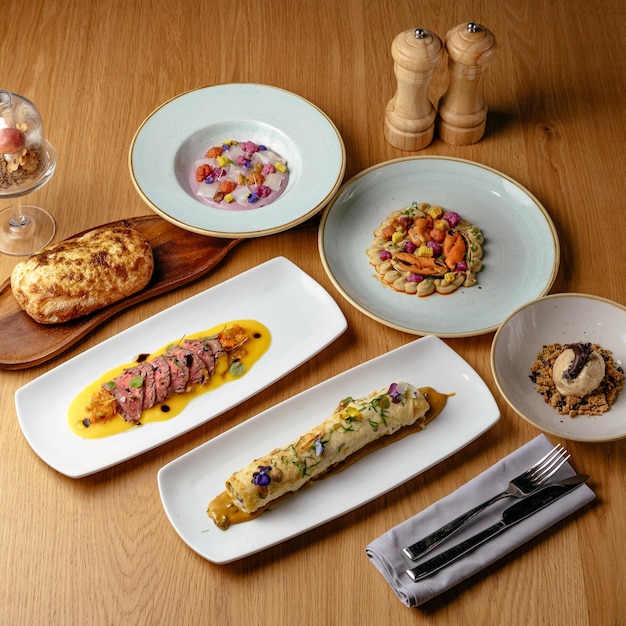 talerz z kilkoma potrawami