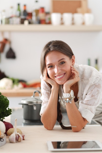 uśmiechnięta osoba przy stole